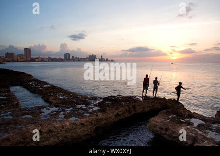 La pêche le long du Malecon au coucher du soleil à La Havane, Cuba, Antilles, Caraïbes, Amérique Centrale Banque D'Images