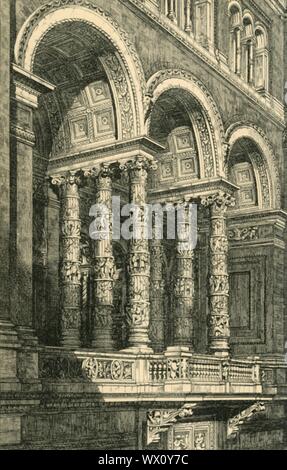 "Centrale empreinte dans le quadrilatère principal', c1860s ?, (1881). Vue d'une partie de la façade de la salle de conférence sur le côté nord de la Cour carrée du musée de South Kensington, (rebaptisé Victoria &AMP ; Albert Museum), à Londres. Les colonnes en terre cuite, avec une alternance de fûts cannelés et compris, ont été conçus par Godfrey Sykes et faite par Blanchard &AMP ; Co., le bâtiment en briques rouges en terre cuite avec des vinaigrettes, a été conçu par le Capitaine Francis Fowke. À partir de "le South Kensington Museum", un livre d'illustrations gravées, avec des descriptions, des oeuvres d'art de la colle Banque D'Images