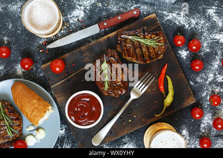 Grillé, noir, Angus, steak, des tomates, vue du dessus, l'ail, sauce Chimichurri, viande, à découper, à Banque D'Images