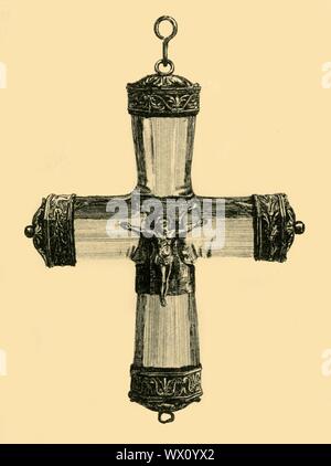 Crucifix en cristal, c1550, (1881). Gravure d'une croix de cristal de roche, quelque part en Europe de l'ouest au milieu du xvie siècle. Les supports et la petite figure du Christ crucifié sont d'argent doré. À partir de "le South Kensington Museum", un livre d'illustrations gravées, avec des descriptions, des oeuvres d'art de la collection du Victoria & Albert Museum, à Londres (anciennement connu sous le nom de South Kensington Museum). [Sampson Low, Marston, Searle et Rivington, Londres, 1881] Banque D'Images