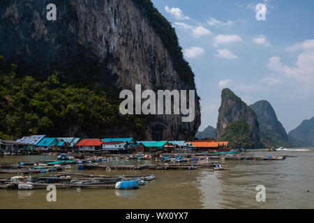 Une vue sur Koh Panyee, l'une des typiques villages musulmans de la région, la Thaïlande, l'Asie du Sud-Est, l'Asie Banque D'Images