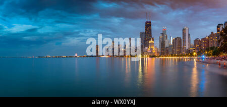 Vue de Chicago skyline at Dusk à partir de la rive nord, Chicago, Illinois, États-Unis d'Amérique, Amérique du Nord Banque D'Images