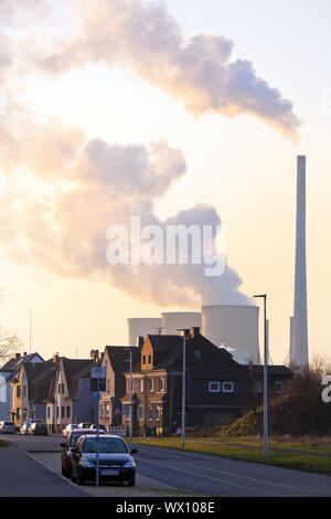 Zone résidentielle et Gersteinwerk power station, Hamm, Ruhr, Allemagne, Europe Banque D'Images