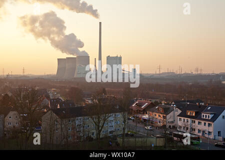 Zone résidentielle et Gersteinwerk power station, Hamm, Ruhr, Allemagne, Europe Banque D'Images