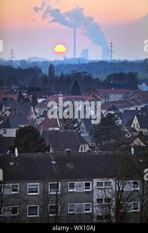 Zone résidentielle et Bergkamen power station au coucher du soleil, Hamm, Ruhr, Allemagne, Europe Banque D'Images