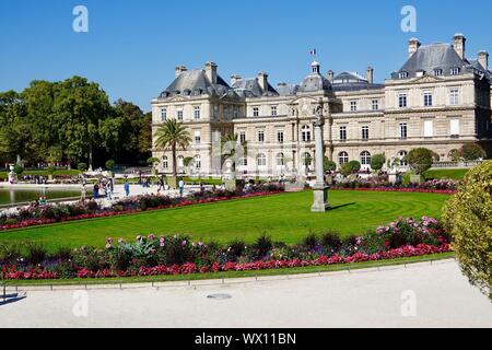 Beaucoup de personnes bénéficiant d'un après-midi ensoleillé dans le Jardin du Luxembourg, Paris, France Banque D'Images