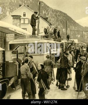 Les skieurs arrivant à St Anton am Arlberg, Autriche, c1935. Les vacanciers à la station de St Anton dans les alpes tyroliennes. À partir de "&# ts6;Österreich - Land und Volk", (l'Autriche, terre et peuple). [R. Lechner (Wilhelm M&# xfc;ller), Vienne, c1935] Banque D'Images