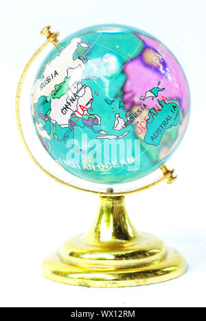 Planète parfaite crystal ball globe isolated on white Banque D'Images