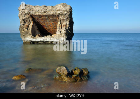 Ruines de bunker sur la plage de la mer Baltique, partie d'un ancien fort de l'ancienne base soviétique Karosta à Liepaja, Lettonie Banque D'Images