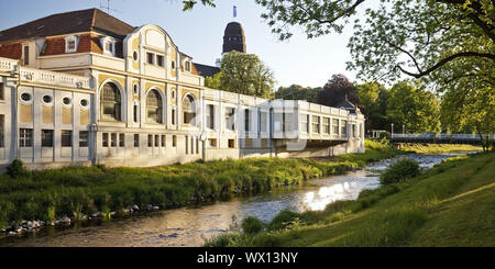 La rivière Ahr avec bain Chambre et, le Steigenberger Hotel Bad Neuenahr, Eifel, Allemagne, Europe Banque D'Images