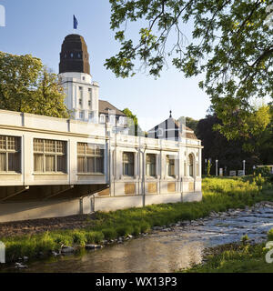 La rivière Ahr avec bain Chambre et, le Steigenberger Hotel Bad Neuenahr, Eifel, Allemagne, Europe Banque D'Images