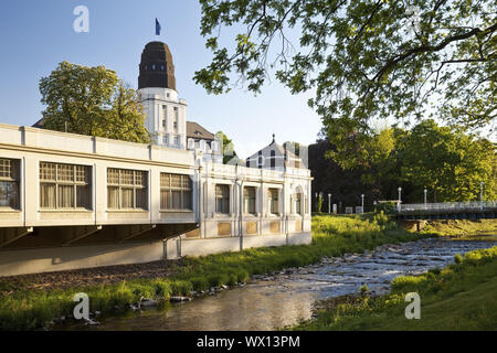 La rivière Ahr avec bain Chambre et, le Steigenberger Hotel Bad Neuenahr, Eifel, Allemagne, Europe Banque D'Images