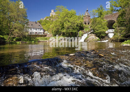 Pyrmonter mill à la cascade d'Elzbach avec le château Pyrmont, Laitances, Eifel, Allemagne, Europe Banque D'Images