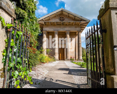 Portique dorique extraordinaire de tous les saints de l'Eglise catholique romaine dans le village de Hassop dans le Derbyshire Peak District UK Banque D'Images