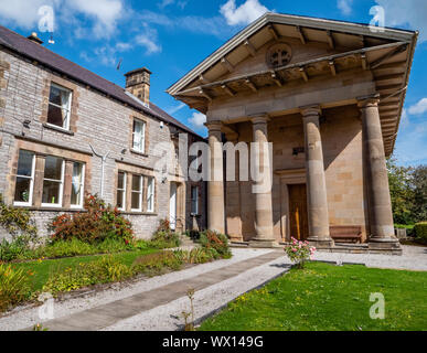 Portique dorique extraordinaire de tous les saints de l'Eglise catholique romaine dans le village de Hassop dans le Derbyshire Peak District UK Banque D'Images