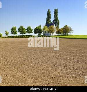 Paysage de champ avec petite chapelle Heilig-Kreuz-Kapelle, Mertloch, Eifel, Allemagne, Europe Banque D'Images