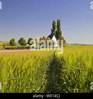 Paysage de champ avec petite chapelle Heilig-Kreuz-Kapelle, Mertloch, Eifel, Allemagne, Europe Banque D'Images