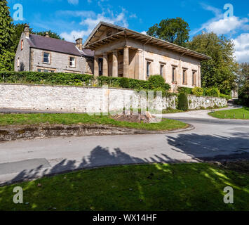 Portique dorique extraordinaire de tous les saints de l'Eglise catholique romaine dans le village de Hassop dans le Derbyshire Peak District UK Banque D'Images