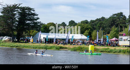 Deux équipes de kayakistes franchir la ligne d'arrivée après avoir terminé les 30 km de descente Liffey annuel à Dublin, Irlande. Banque D'Images