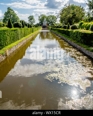 L'eau du canal à fonction Wesbury Jardin Cour un style hollandais du 17ème siècle les jardins d'eau à Westbury sur Severn Gloucestershire UK Banque D'Images