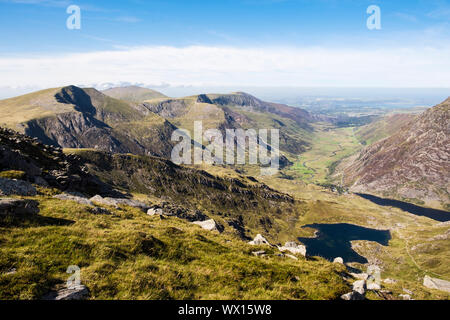 Vue dégagée vers Nant Ffrancon et du nord montagnes Glyderau de Glyder Fach dans le parc national de Snowdonia Ogwen Valley ci-dessus, Conwy, Pays de Galles, Royaume-Uni, Angleterre Banque D'Images