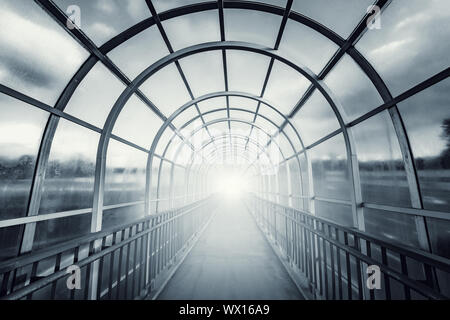 La lumière dans la fin du métal et verre corridor. Banque D'Images