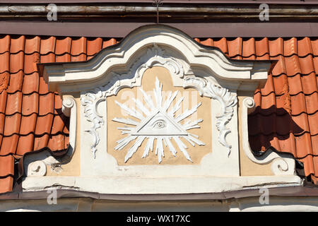 All Seeing Eye intérieur triangle avec poutres apparentes. Détail de l'architecture, la vieille ville de Vilnius. Banque D'Images