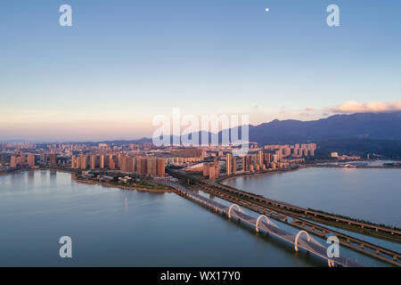 Montagne-eau ville dans le coucher du soleil Banque D'Images