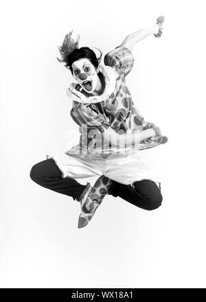 Femme saute en l'air d'un clown musicien Banque D'Images