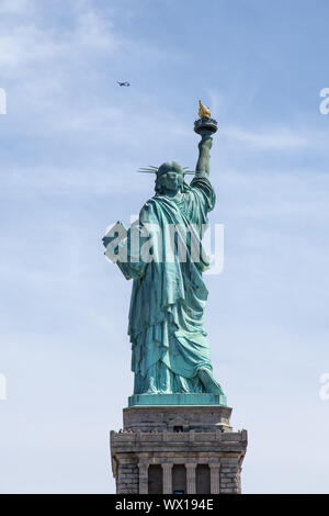 Statue de la liberté en arrière et d'avion à New York Banque D'Images