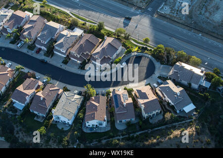 En fin d'après-midi antenne vue sur la banlieue San Fernando Valley en cul-de-sac street à Los Angeles, Californie. Banque D'Images