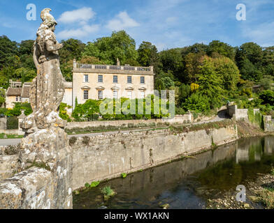 Statue de Britannia sur le pont qui mène à la rivière Manoir d'Iford une charmante maison de campagne dans la vallée de Frome dans le Wiltshire UK Banque D'Images