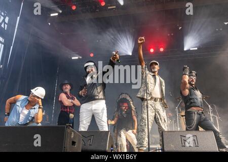 Le 15 septembre 2019, Chicago, Illinois, États-Unis : JAMES KWONG, TCHAD FREEMAN, VICTOR WILLIS, ANGEL MORALES, James Lee et J.J. Les gens du village de LIPPOLD pendant l'ÉMEUTE Fest Festival de musique au Douglas Park à Chicago, Illinois (crédit Image : © Daniel DeSlover/Zuma sur le fil) Banque D'Images