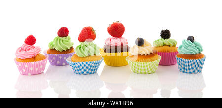 Cupcakes fruits frais isolé sur fond blanc Banque D'Images