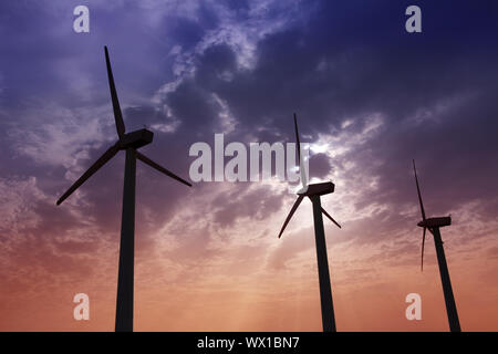 Aerogenerator éoliennes sur ciel coucher de soleil spectaculaire de l'énergie électrique verte Banque D'Images