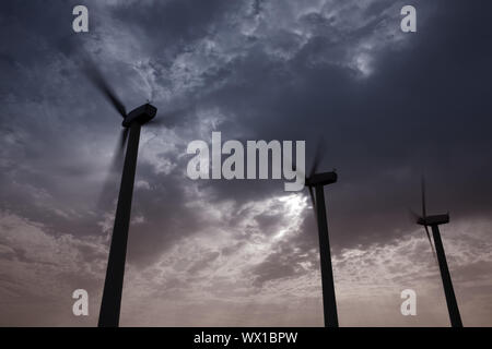 Aerogenerator éoliennes sur ciel coucher de soleil spectaculaire de l'énergie électrique verte Banque D'Images