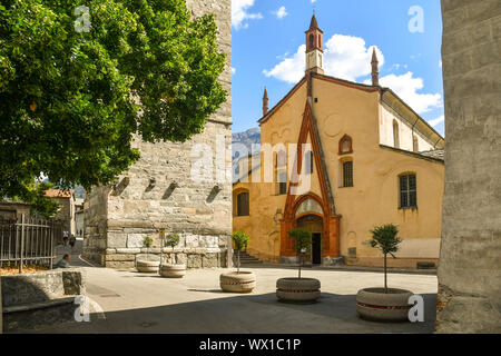 Façade de la Collégiale Saint Pierre et Saint Orso (11ème siècle) avec la base du clocher en pierre et le vieux tilleul, Aoste, Italie Banque D'Images