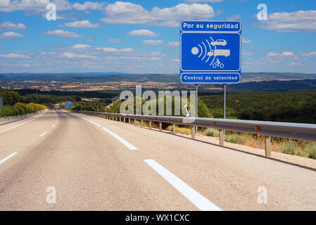 Signe de radars en espagnol l'autoroute. Banque D'Images