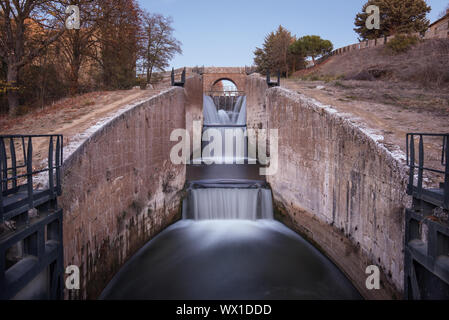 Chute d'attraction touristique Canal de Castilla, célèbre monument à Palencia, en Espagne. Banque D'Images