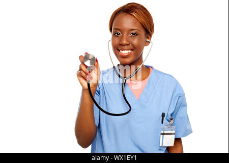 Infirmière prête à examiner votre rythme cardiaque. Holding stethoscope Banque D'Images