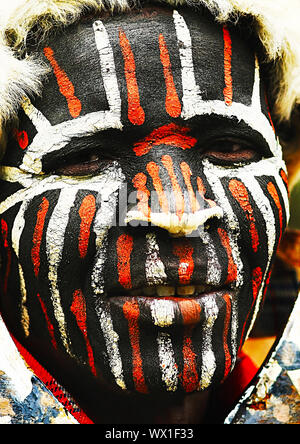 Afrique, KENYA, Nairobi, le 9 novembre : Portrait d'un guerrier Kenyan avec visage peint traditionnellement, l'examen de la vie quotidienne de la population locale, près du lac Na Banque D'Images