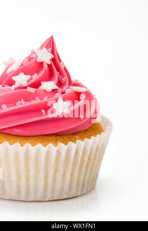 Cupcake rose isolé sur fond blanc Banque D'Images