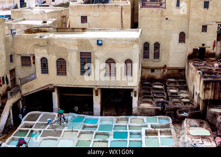 Sites touristiques du Maroc. Les Tanneries de Fès. Les citernes avec des colorants et des cuves dans l'atelier du cuir traditionnel de Fès. Maroc, Fes 04.21.2019 Banque D'Images