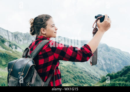 Femme photographe dans les montagnes Banque D'Images