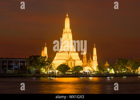 Vue de la main de prang Wat Arun temple bouddhiste dans l'éclairage de nuit. Bangkok, Thaïlande Banque D'Images