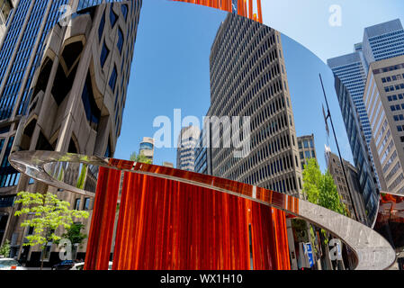 Le Comité olympique canadien l'anneau du monument de la flamme olympique au centre-ville de Montréal Banque D'Images