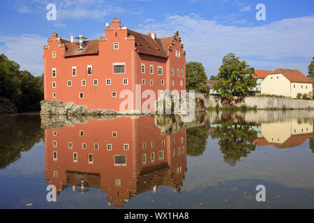 Cervena Lhota. République tchèque. Château sur le lac Banque D'Images