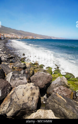 Plage de sable noir dans la célèbre ville de Candelaria à Ténérife Banque D'Images