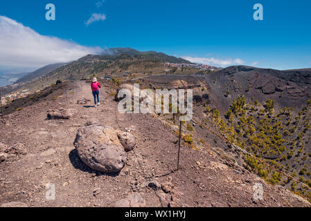 Tourisme Haut de San Antonio cratère volcanique à La Palma, îles canaries, espagne. Banque D'Images