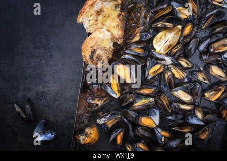 Barbecue traditionnel italien moule bleue Vue de dessus comme sur une feuille de métal Banque D'Images